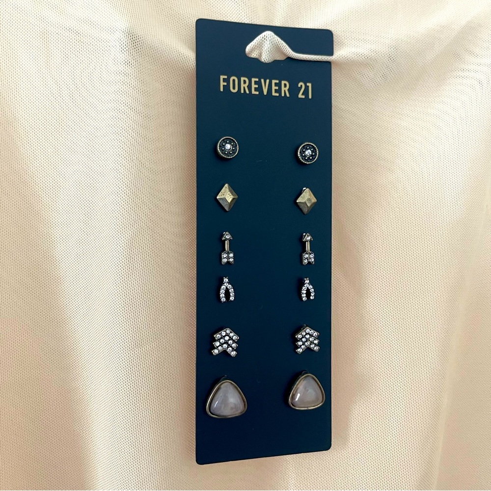 NEW! 6 pair of Forever 21 stud earrings